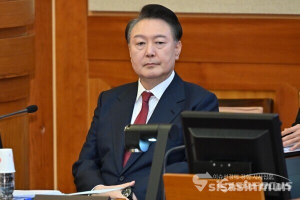 [시사신문 / 오훈 기자] 윤석열 대통령이 4일 서울 오후 종로구 헌법재판소 대심판정에서 열린 탄핵심판 5차 변론기일에 출석하고 있다. (2025.02.04) 공동취재단