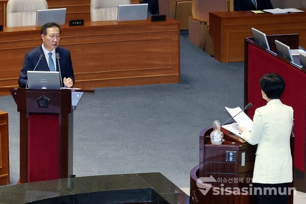 16일 박성재 장관이 의원 질의에 답변하고 있다.