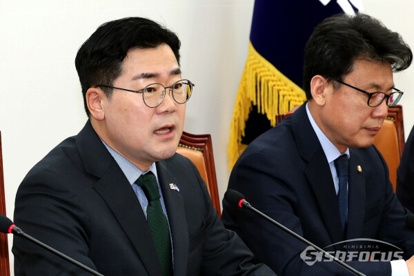 박찬대 더불어민주당 대표 직무대행 겸 원내대표가 지난 15일 서울 영등포구 여의도 국회 본청에서 열린 원내대책회의에서 모두발언을 하고 있다. 사진 / 오훈 기자