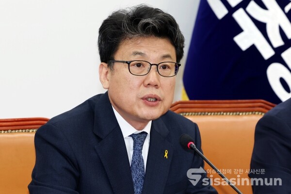 17일 진성준 정책위의장이 발언을 하고 있다.