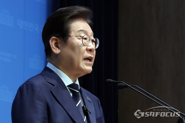 더불어민주당 대선 경선에 출마한 이재명 예비후보가  지난11일 서울 영등포구 여의도 국회 소통관 기자회견장에서 비전을 발표하고 있다. 사진 / 오훈 기자