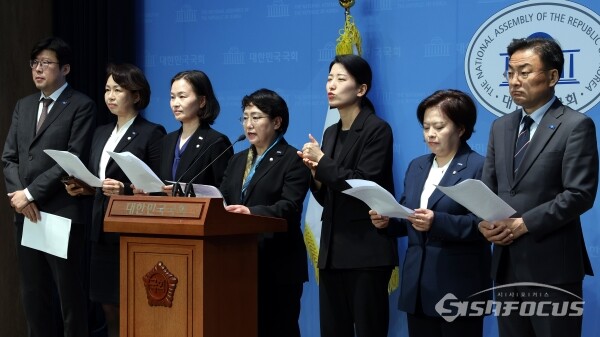 조국혁신당 의원들이 지난 8일 서울 여의도 국회 소통관 기자회견장에서 기자회견을 하고 있는 모습. 사진 /오훈 기자