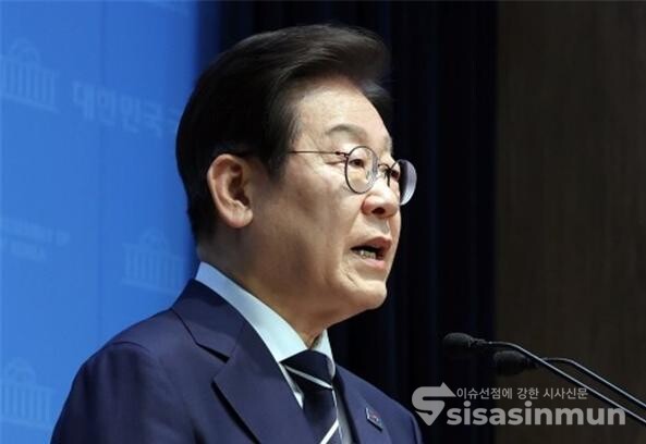 더불어민주당 대선 경선에 출마한 이재명 예비후보가 지난 11일 서울 영등포구 여의도 국회 소통관 기자회견장에서 비전을 발표하고 있다. 사진 / 오훈 기자