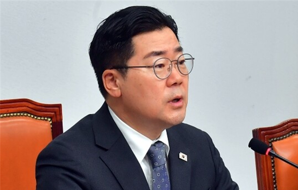 박찬대 더불어민주당 대표 권한대행 겸 원내대표가 지난 18일  서울 여의도 국회에서 열린 최고위원회의에서 모두발언을 하고 있다. 사진 / 오훈 기자