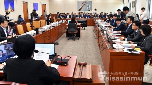 24일 과방위 전체회의가 진행되고 있다.