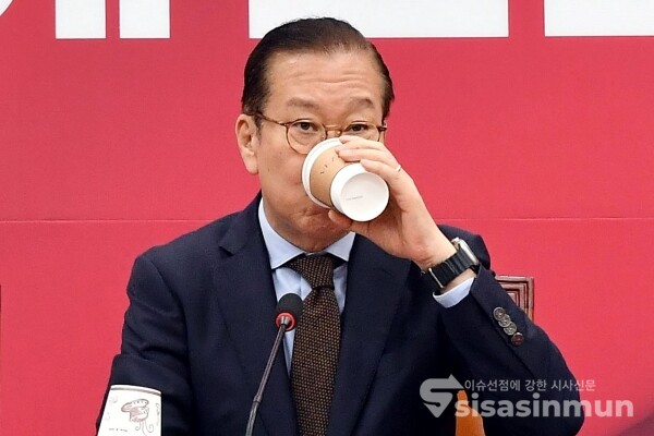 28일 권영세 비대위원장이 물을 마시고 있다.