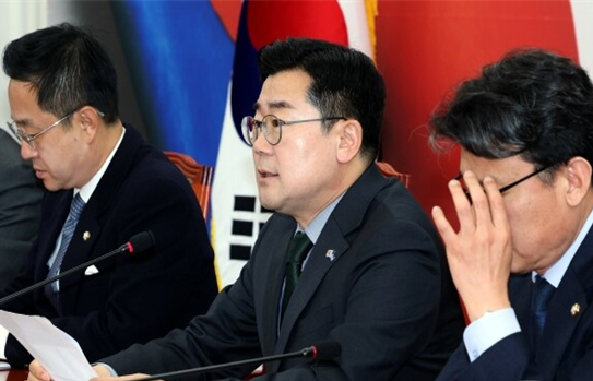 박찬대 더불어민주당 당대표 직무대행 겸 원내대표가 지난 15일 서울 영등포구 여의도 국회 본청에서 열린 원내대책회의에서 모두발언을 하고 있다. 사진 / 오훈 기자