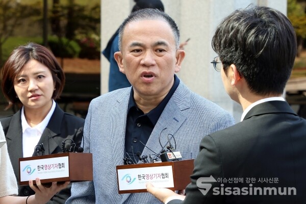 29일 명태균 씨가 조사를 받기 위해 출석하고 있다.