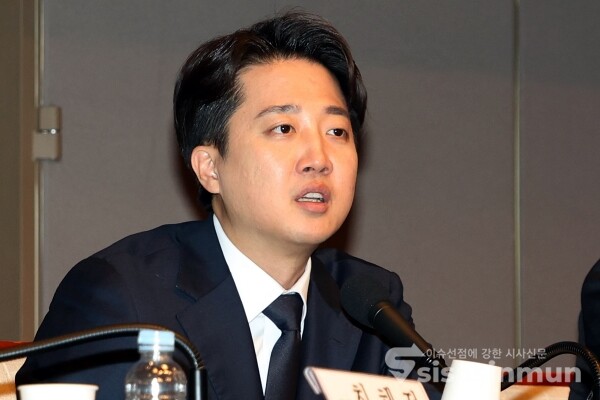 30일 이준석 개혁신당 대선 후보가 모두발언을 하고 있다.