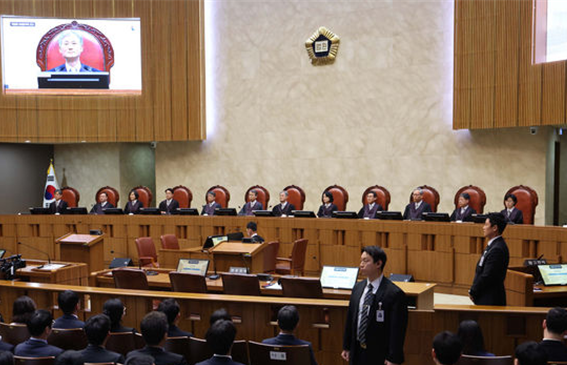 조희대 대법원장을 비롯한 대법관들이 1일 서울 서초구 대법원 대심판정에서 이재명 더불어민주당 대선 후보의 공직선거법 위반 사건과 관련한 전원합의체 선고를 했다. Ⓒ뉴시스