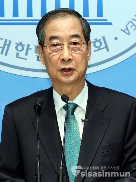 2일 한덕수 전 국무총리가 기자회견을 하고 있다.