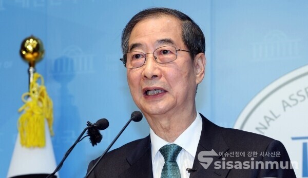 2일 한덕수 전 국무총리가 취재진의 질의에 답하고 있다. 사진 / 시사신문DB