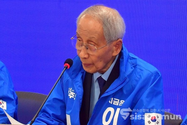 7일 윤여준 상임총괄선대위원장이 발언을 하고 있다.