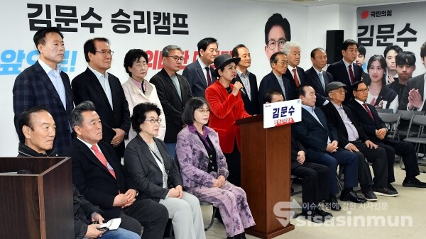 7일 국민의힘 출신 전직 국회의원들이 성명서를 발표하고 있다.