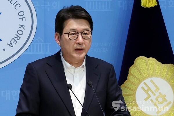 7일 신동욱 수석대변인이 논평을 하고 있다.