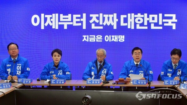 더불어민주당 중앙선거대책위원회가 지난 7일 서울 여의도 민주당사 회의실에서 회의를 진행하고 있는 모습. 사진 / 오훈 기자