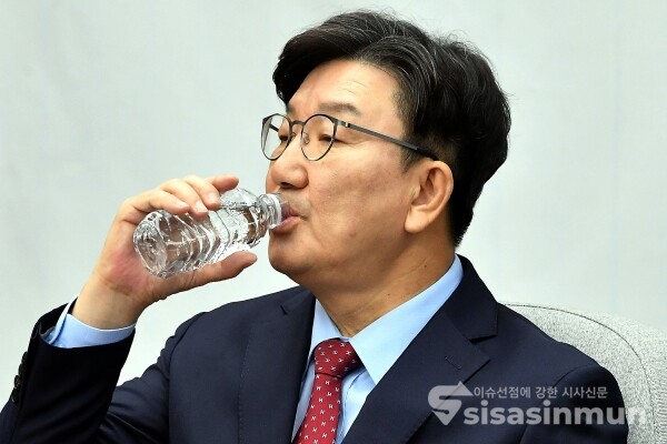 9일 권성동 원내대표가 물을 마시고 있다.