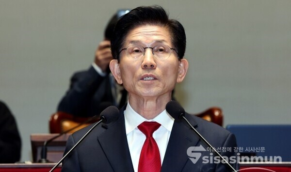 [시사신문 / 오훈 기자] 김문수 국민의힘 대선 후보가 9일 서울 여의도 국회 본청에서 열린 의원총회에서 입장을 밝히는 발언을 하고 있다.