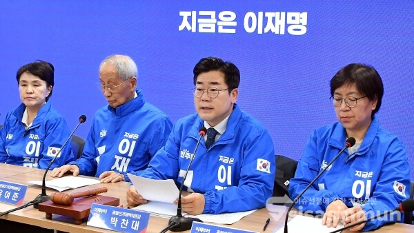 9일 박찬대 상임총괄선대위원장이 발언을 하고 있다.