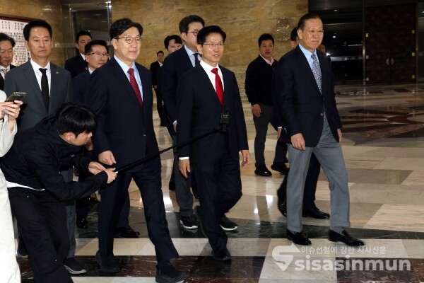 9일 김문수 대선 후보가 의총장으로 향하고 있다.