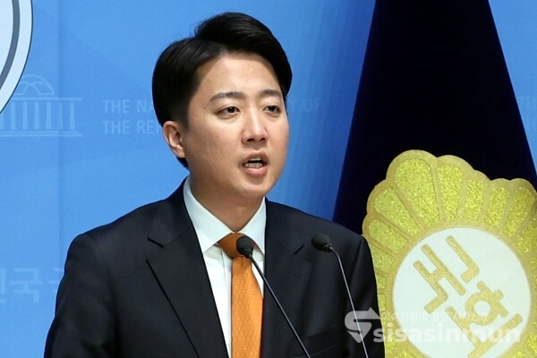 12일 이준석 대선 후보가 기자회견을 하고 있다.