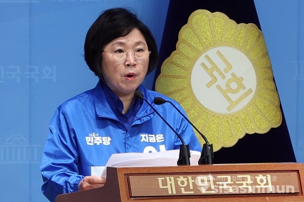 12일 김현 의원이 브리핑을 하고 있다.