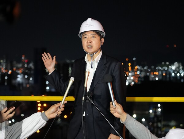 개혁신당 이준석 대선 후보가 제21대 대통령 선거 공식 선거운동 첫날인 12일 새벽 전남 여수시 여수국가산업단지 현장에서 대선 출정 선언을 하고 있다. 사진 / ⓒ개혁신당 선대위 제공