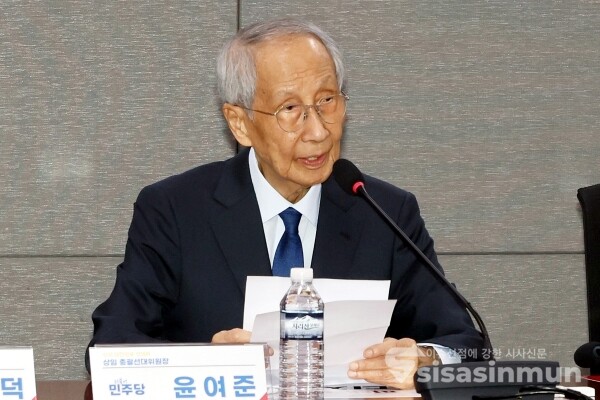 13일 윤여준 상임총괄선거대책위원장이 축사를 하고 있다.