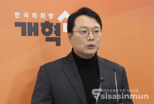 천하람 개혁신당 상임선거대책위원장이 지난 2월10일 서울 여의도 국회에서 열린 당 최고위원회의를 마치고 기자들과 만나 질의응답을 하고 있다. 사진 / 김경민 기자