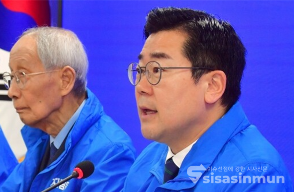 박찬대(우측) 더불어민주당 상임총괄선대위원장이 지난 7일 서울 여의도 중앙당사에서 열린 중앙선거대책위원회의에서 발언하고 있다. 사진 / 오훈 기자