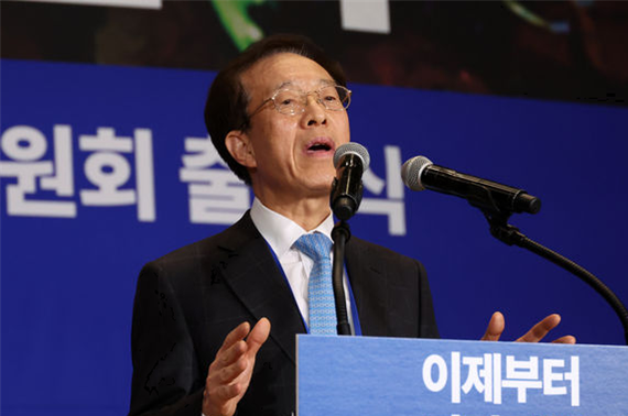 이석연 더불어민주당 공동선거대책위원장이 지난달 30일 오후 서울 여의도 국회 의원회관에서 열린 제21대 대통령선거 '진짜 대한민국' 중앙선거대책위원회 출범식에서 발언하고 있다. ⓒ뉴시스