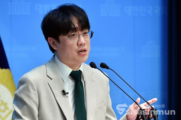 16일 백광현 씨가 기자회견을 하고 있다.