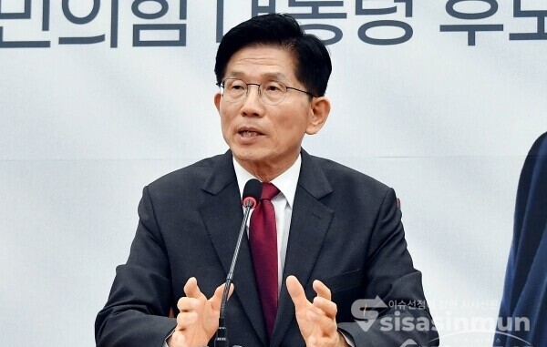 15일 김문수 국민의힘 대선 후보가 취재진의 질의에 답하고 있다.