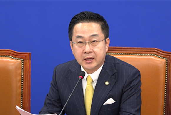 박성준 더불어민주당 원내수석부대표가 과거 서울 여의도 국회에서 열린 당 정책조정회의에서 발언하고 있는 모습. 사진 / 김경민 기자