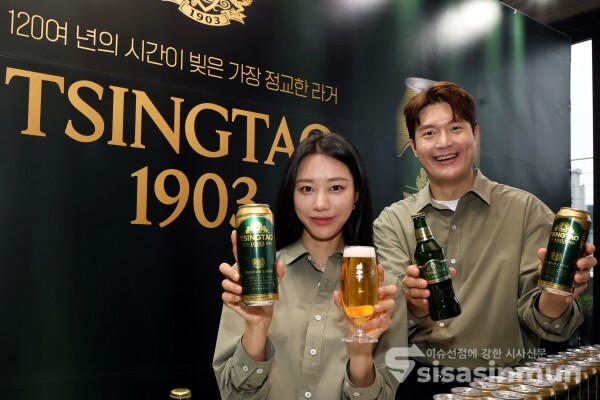 20일 모델들이 칭따오의 신제품을 소대하고 있다.