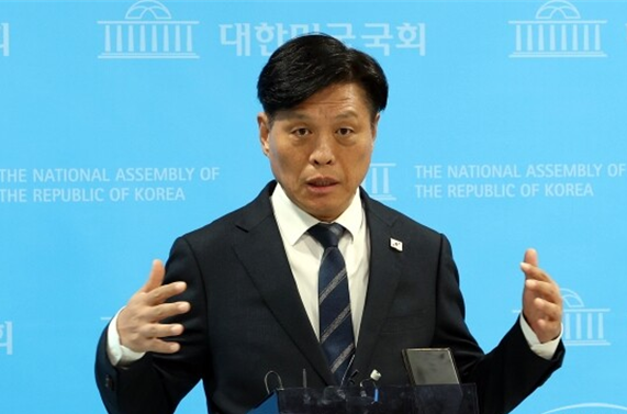 조승래 민주당 중앙선거대책위원회 공보단장이 과거 서울 여의도 국회 소통관에서 기자들의 질의에 답하고 있는 모습. 사진 / 오훈 기자