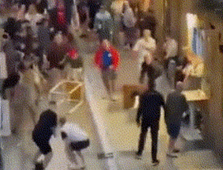 토트넘-맨유, 서포터스 난투극 물리 충돌. ⓒfootbalIfights 소셜 미디어