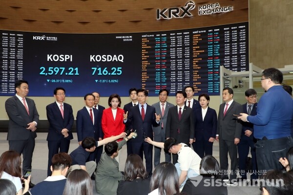 22일 김문수 대선 후보가 취재진의 질의에 답하고 있다.