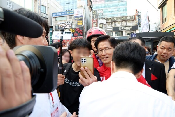 22일 김문수 대선 후보가 지지자들과 셀카를 찍고 있다.