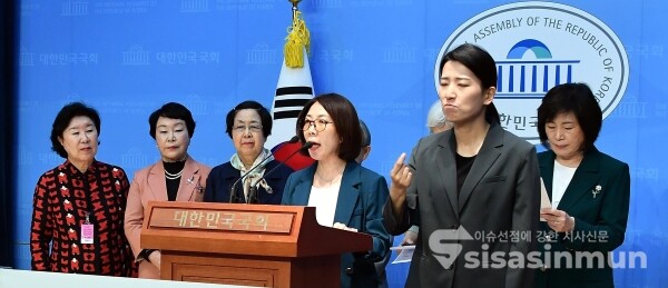 23일 자유대한민국수호 여성연대 관계자들이 기자회견을 하고 있다.