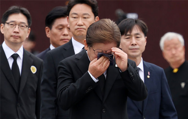 이재명 더불어민주당 대선후보가 고 노무현 전 대통령 16주기인 23일 경남 김해시 진영읍 봉하마을을 찾아 노 전 대통령의 묘역을 참배한 후 이동하며 눈물을 훔치고 있다. ⓒ뉴시스