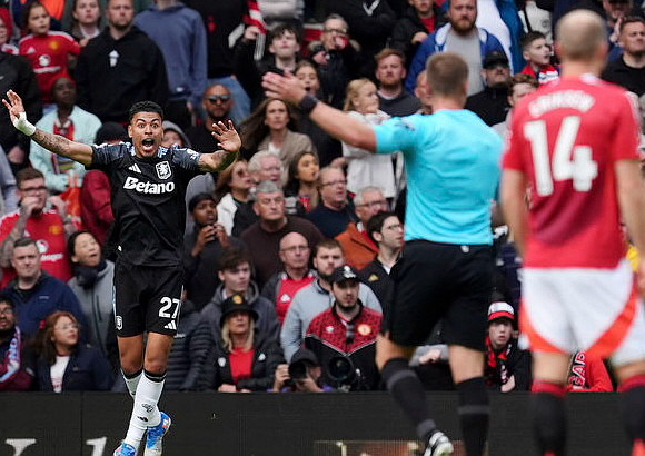 애스턴 빌라, 맨유전 오심으로 0-2 완패하며 UCL 진출 실패. ⓒ뉴시스