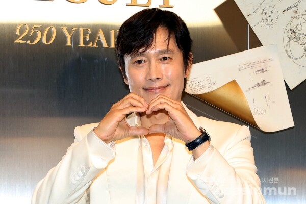 26일 배우 이병헌이 포즈를 취하고 있다.