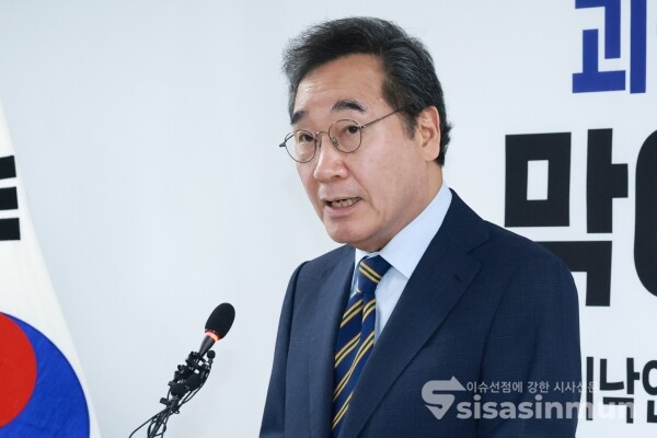 27일 이낙연 상임고문이 기자회견을 하고 있다.