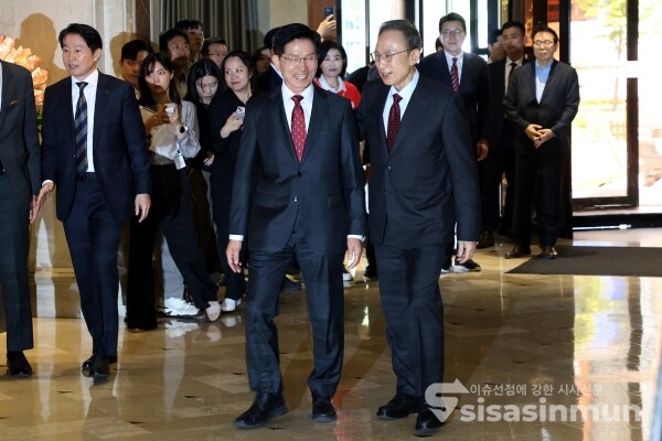 27일 김문수 대선 후보와 이명박 전 대통령이 오찬장으로 향하고 있다.