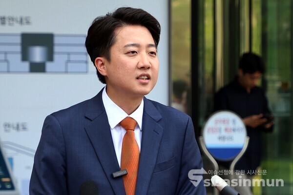 27일 이준석 대선 후보가 기자회견을 하고 있다.