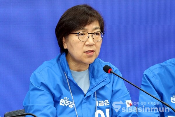 28일 정은경 총괄선대위원장이 발언을 하고 있다.