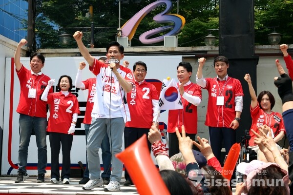 29일 김문수 대선 후보가 지지를 호소하고 있다.