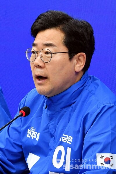 2일 박찬대 상임총괄선대위원장이 발언을 하고 있다.