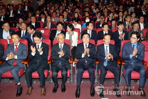 4일 민주당이 선거대책위원회 해단식을 갖고 하고 있다.